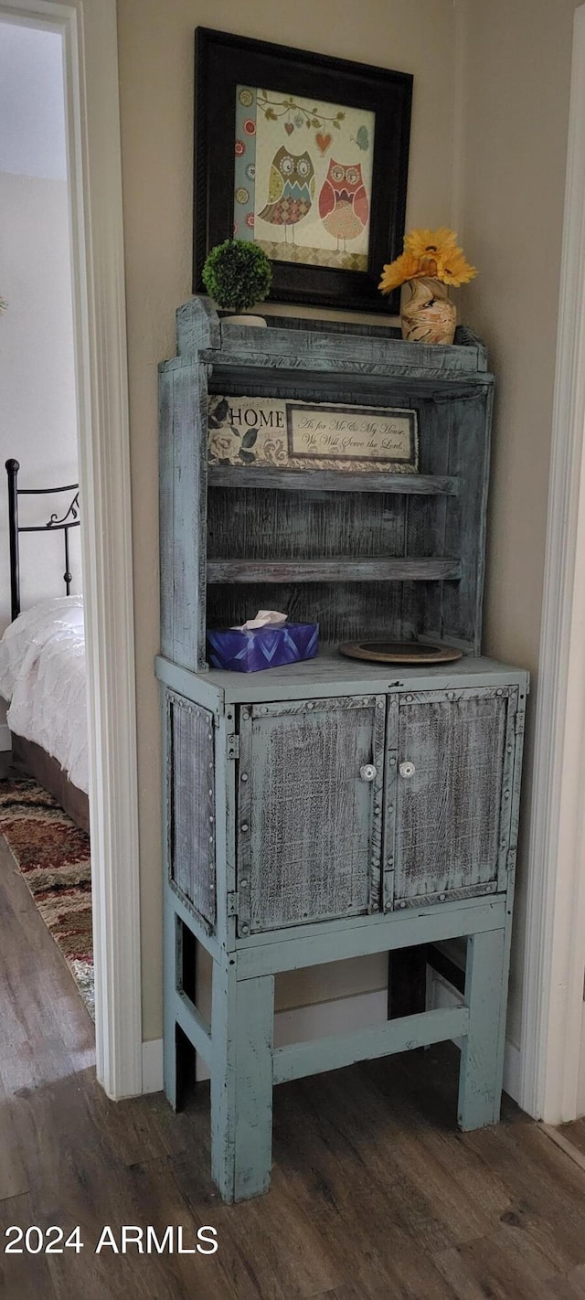 225 N Lobb Ave, Superior, AZ 85173 - room details with wood finished floors