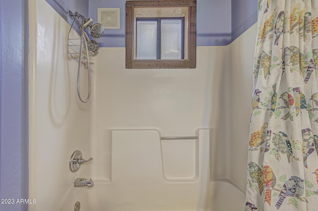 bathroom with shower / tub combo