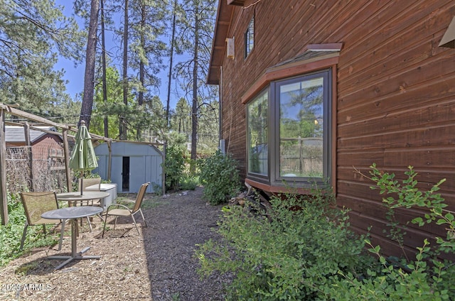 view of yard featuring a storage shed