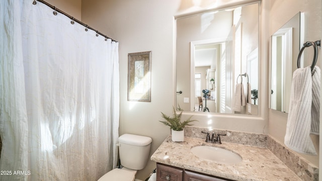 full bathroom featuring toilet, a shower with curtain, and vanity