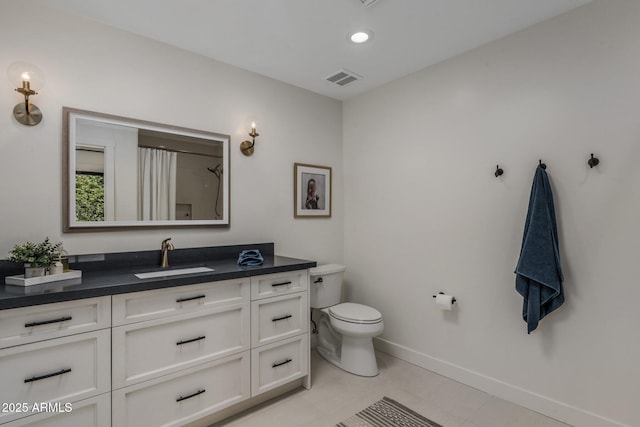 full bath featuring baseboards, visible vents, toilet, curtained shower, and vanity