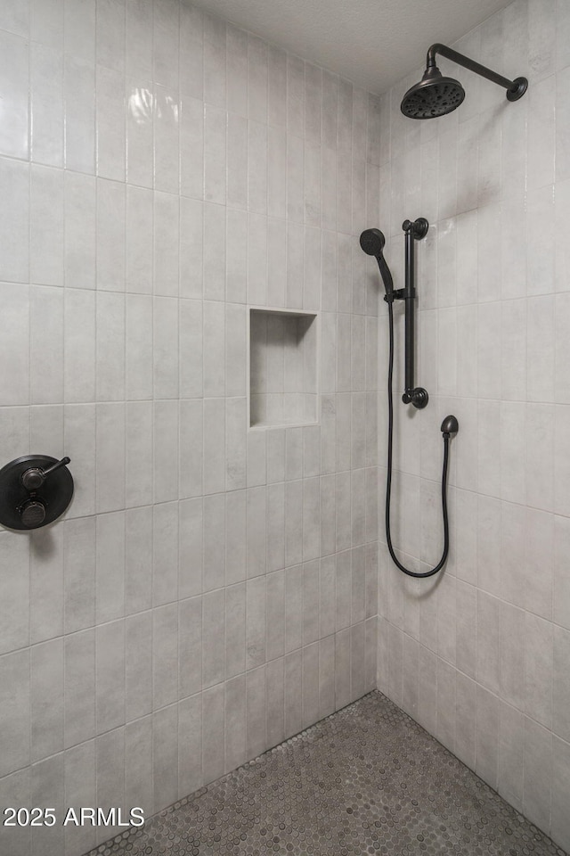 full bathroom featuring tiled shower