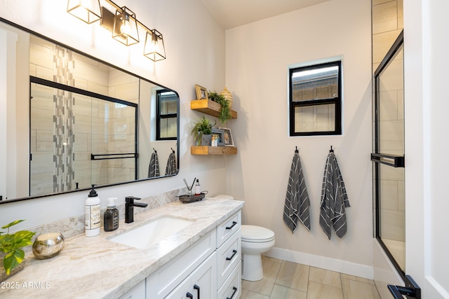 2582 S Cottonrose Ln, Flagstaff, AZ 86001 - full bath featuring a tile shower, vanity, toilet, and baseboards
