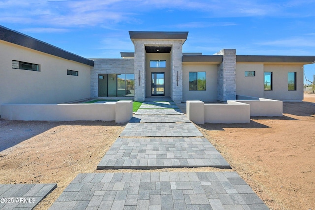 view of front facade featuring stucco siding