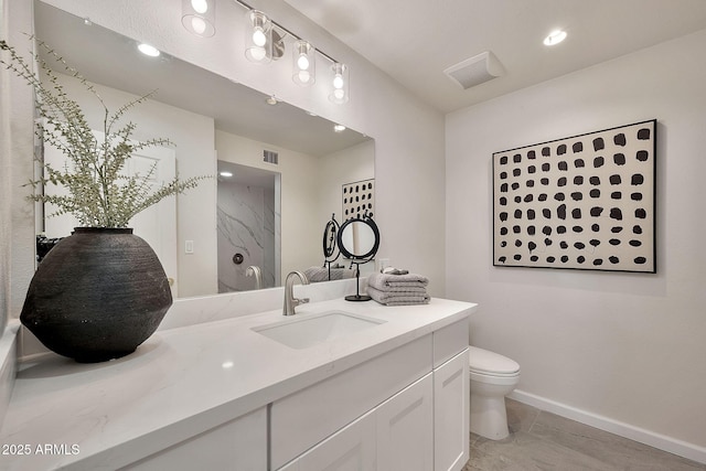 full bath featuring a shower, visible vents, toilet, vanity, and baseboards