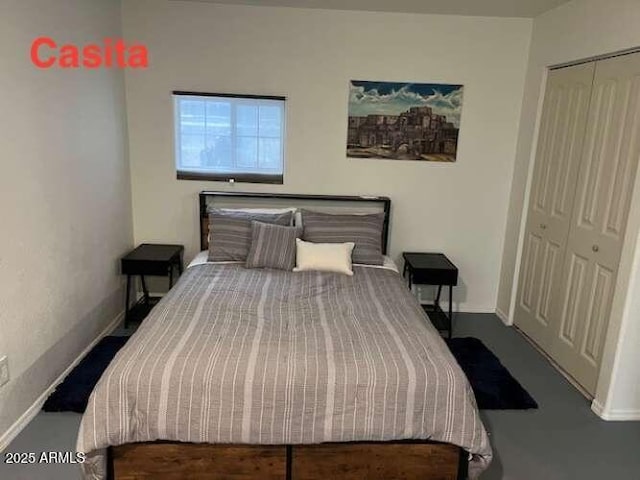 bedroom featuring baseboards and a closet