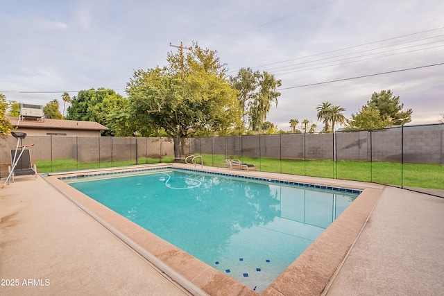 view of swimming pool with a yard