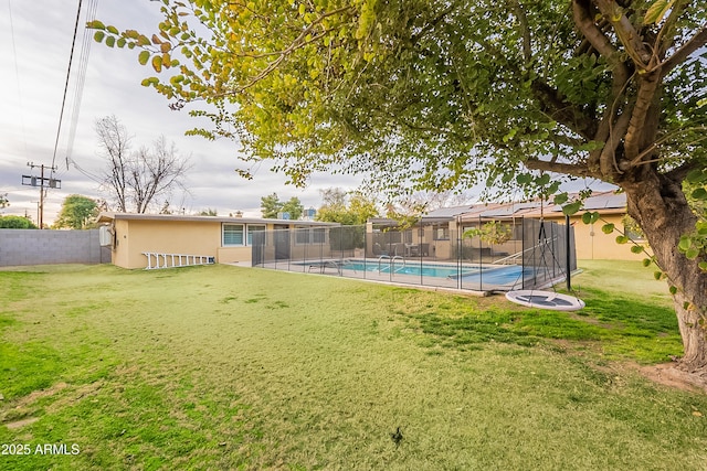 view of yard featuring a fenced in pool