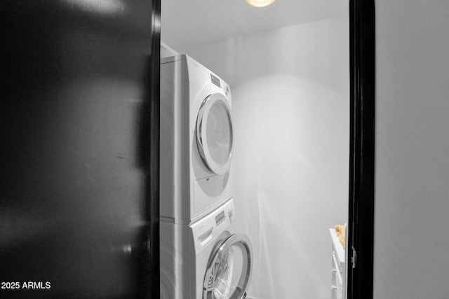 4800 N 68th St Unit 101, Scottsdale, AZ 85251 - laundry area featuring estacked washer and dryer