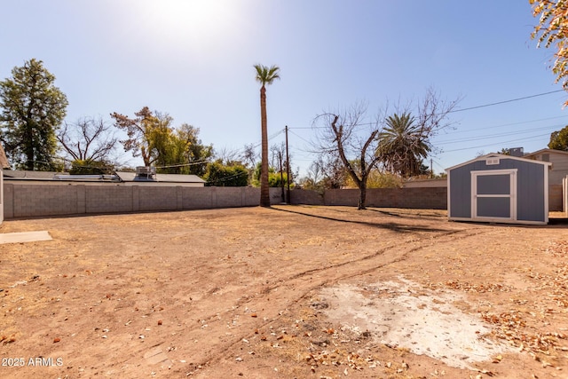 view of yard featuring a storage shed