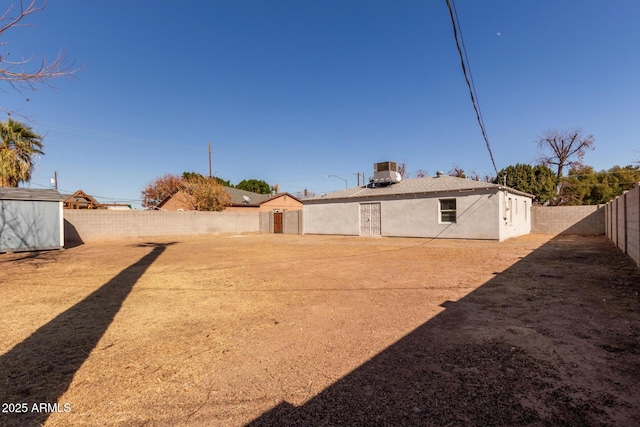 view of yard featuring cooling unit