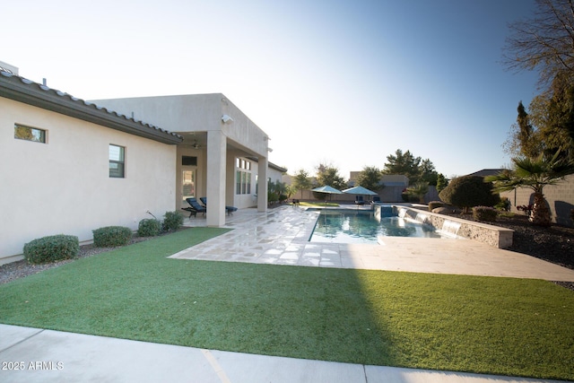 view of swimming pool with a patio and a yard