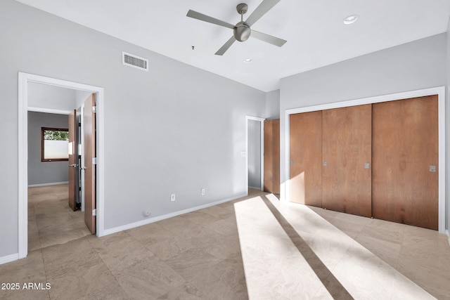 unfurnished bedroom featuring ceiling fan and a closet