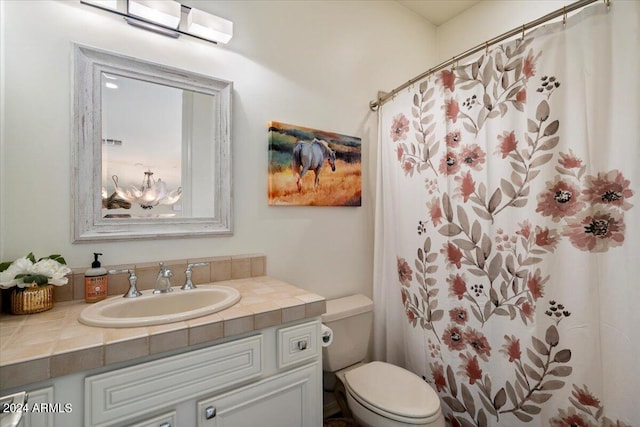 bathroom featuring vanity, toilet, an inviting chandelier, and curtained shower