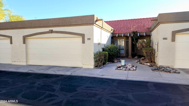 view of front facade featuring a garage