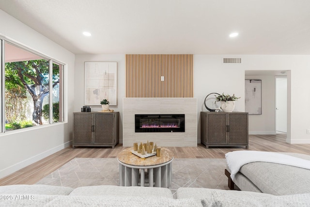 living area featuring recessed lighting, wood finished floors, visible vents, and baseboards