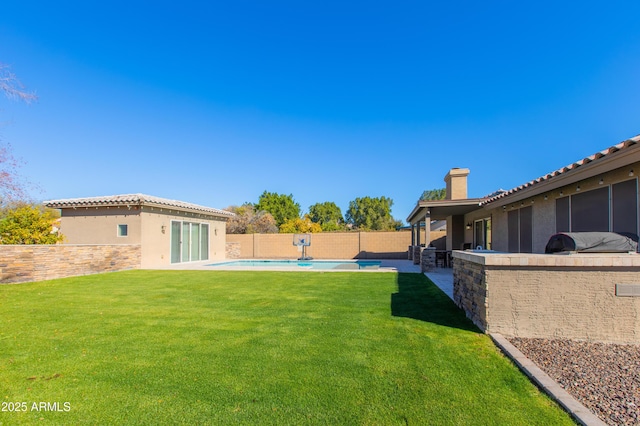 view of yard featuring a fenced in pool