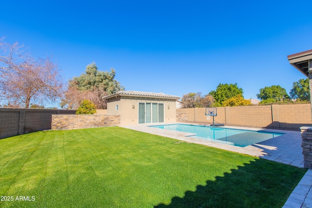 view of pool featuring a lawn