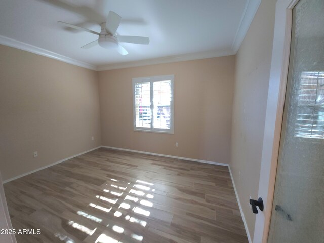 bedroom with connected bathroom, light hardwood / wood-style floors, a barn door, and ceiling fan