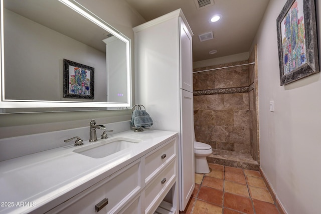 full bathroom featuring toilet, tiled shower, vanity, baseboards, and recessed lighting