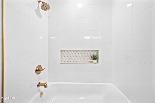 bathroom featuring tiled shower / bath