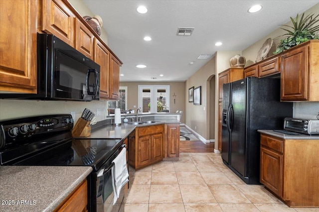 11025 E Nichols Ave, Mesa, AZ 85209 - kitchen featuring black appliances, a sink, a peninsula, recessed lighting, and arched walkways