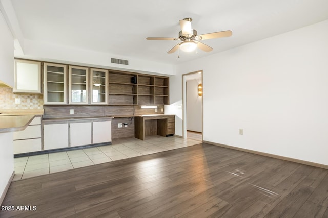 kitchen with tasteful backsplash, light hardwood / wood-style floors, and ceiling fan