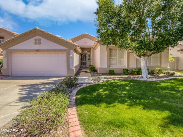 view of front of home featuring a front yard and a garage