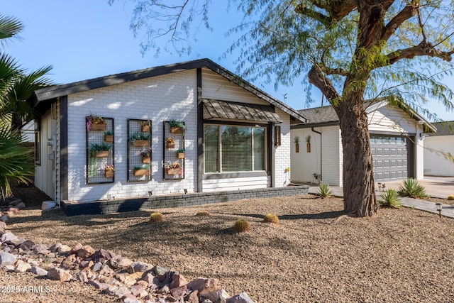 view of front facade featuring a garage