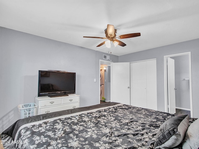 bedroom featuring ceiling fan, visible vents, and a closet