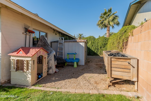 view of yard with a shed