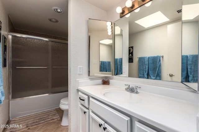 400 W Crofton St, Chandler, AZ 85225 - full bathroom featuring a skylight, vanity, and enclosed tub / shower combo