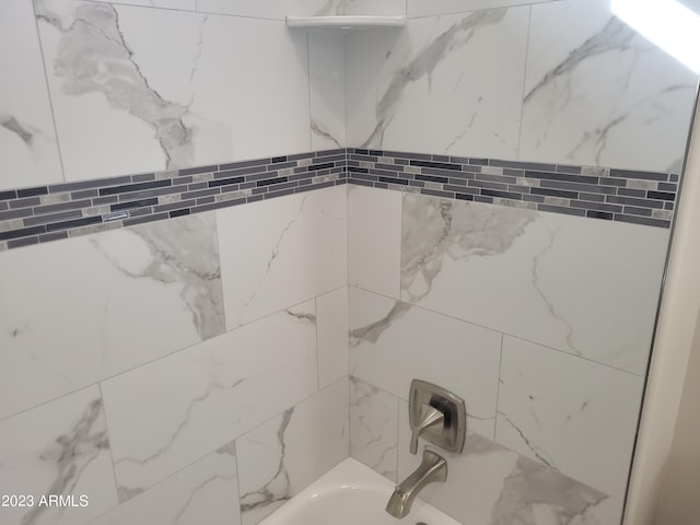 48111 N 7th Ave, New River, AZ 85087 - details featuring shower / tub combination