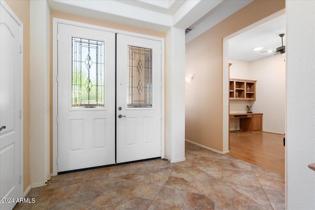 entryway with ceiling fan