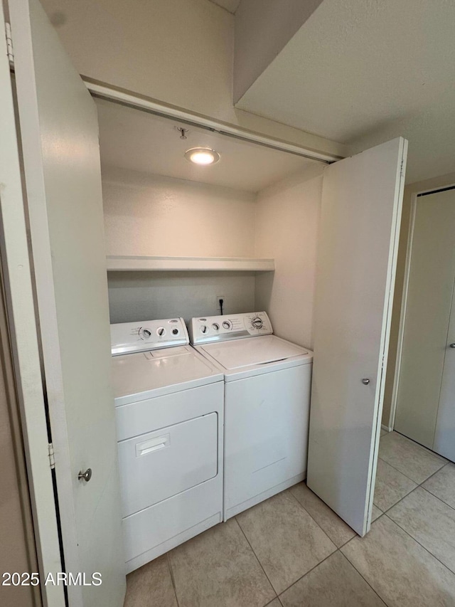 washroom featuring light tile patterned floors and independent washer and dryer