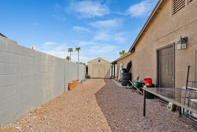 view of yard with a storage shed