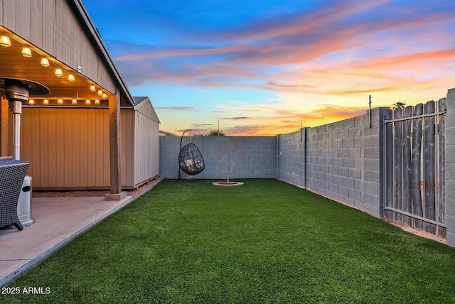 view of yard at dusk