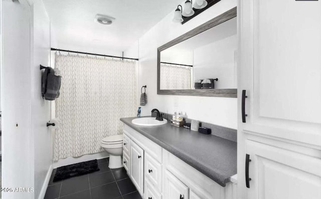 3330 E Cypress St, Phoenix, AZ 85008 - full bath featuring vanity, toilet, tile patterned floors, and a shower with curtain