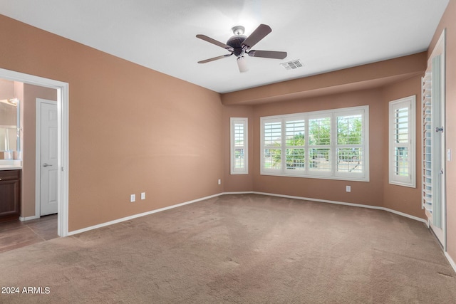 carpeted empty room featuring ceiling fan