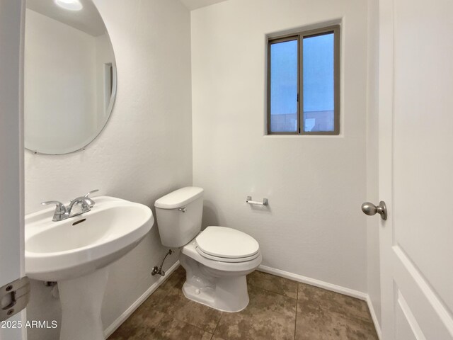 1274 W Dexter Way, San Tan Valley, AZ 85143 - half bath with baseboards and toilet