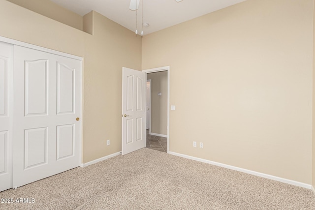 unfurnished bedroom featuring a ceiling fan, baseboards, and carpet flooring