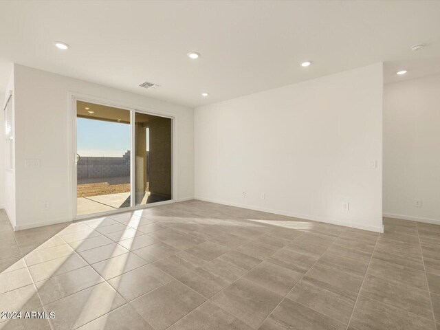 unfurnished room featuring light tile patterned floors