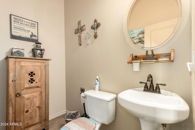 bathroom featuring toilet and sink