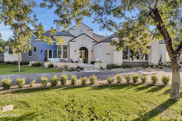 view of front of property featuring a front lawn