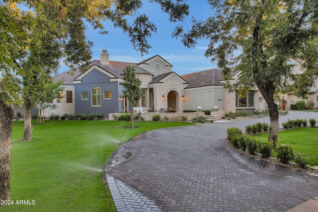 view of front of house featuring a front lawn