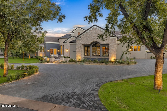 view of front of house featuring a lawn