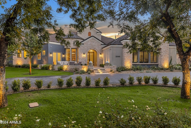 view of front of house featuring a yard