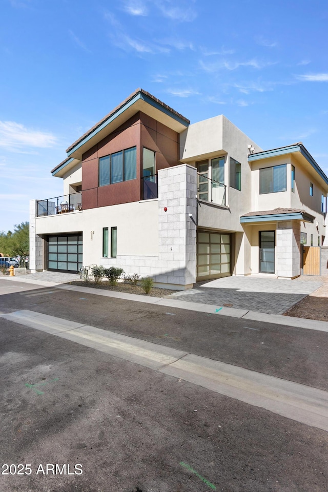 view of front facade featuring a garage