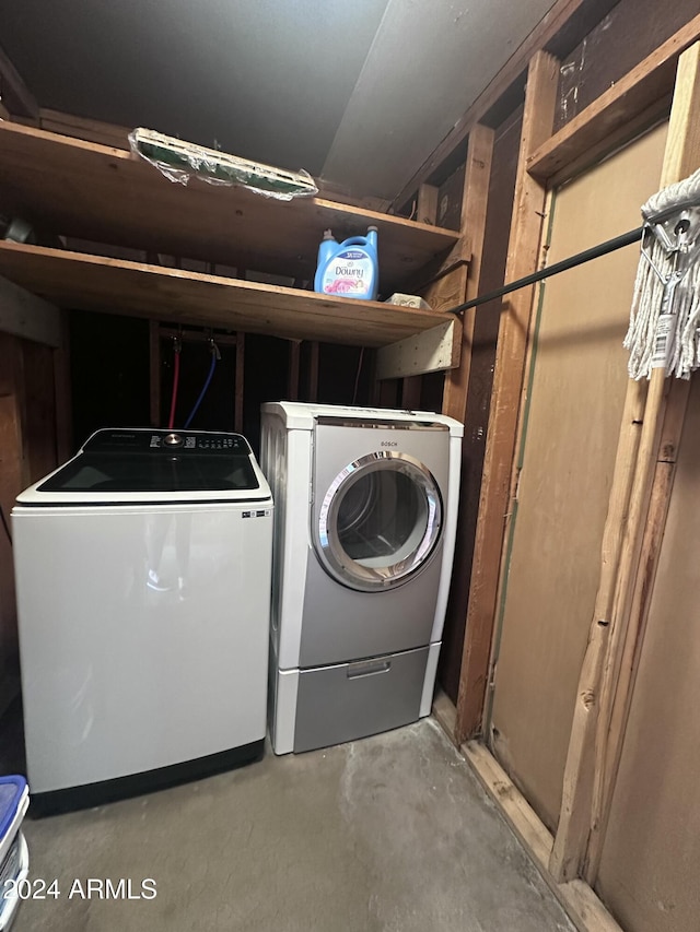 4232 W Citrus Way, Phoenix, AZ 85019 - laundry room featuring washing machine and dryer