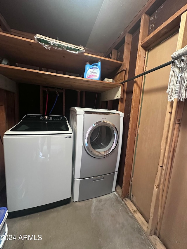 washroom featuring washing machine and clothes dryer